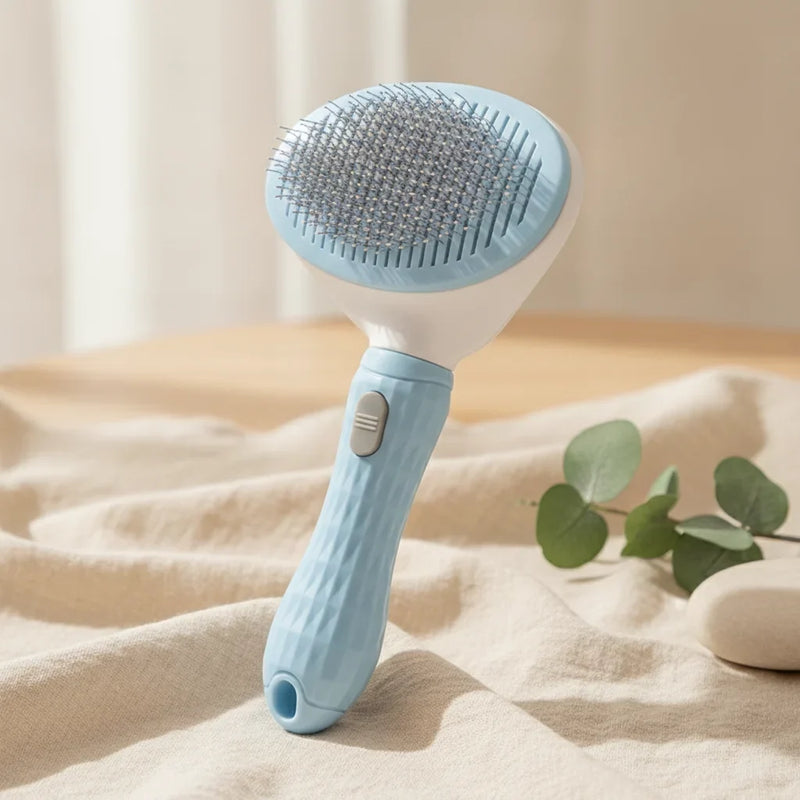 Brosse auto-nettoyante pour chien bleue avec bouton de nettoyage, vue de profil [A CONFIRMER: aucune photo chat identifiee dans ce dossier, voir note]