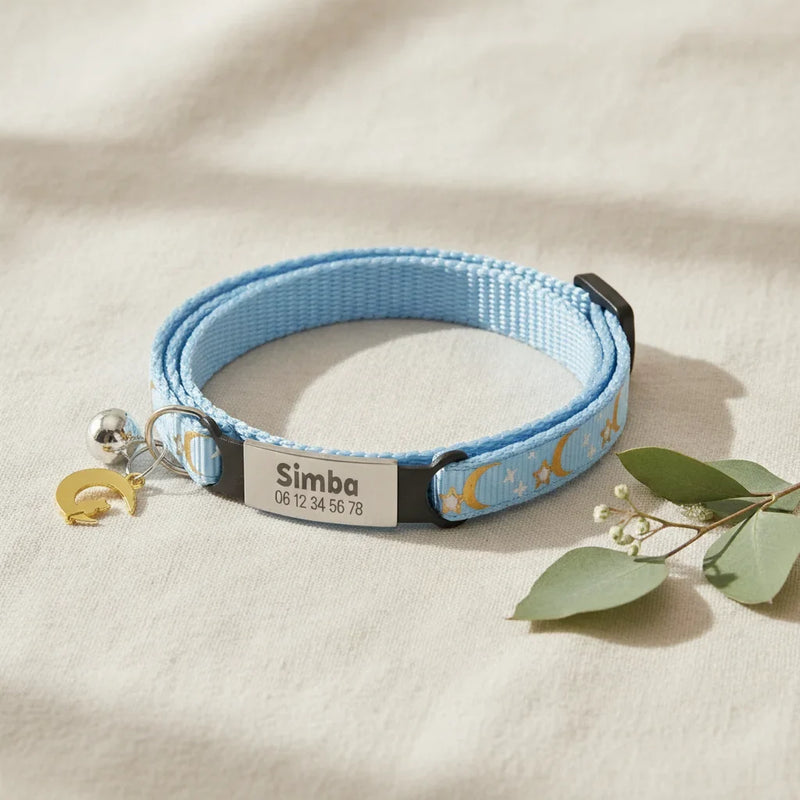 Collier pour chat personnalise bleu ciel a motif lune et etoiles avec plaque gravee