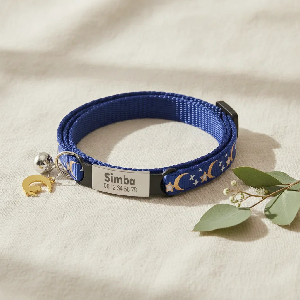Collier pour chat personnalise bleu a motif lune et etoiles avec plaque gravee