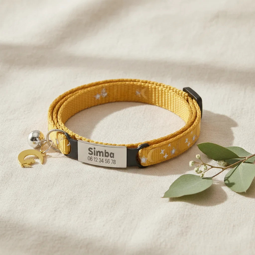 Collier pour chat personnalise jaune moutarde a motif lune et etoiles avec plaque gravee