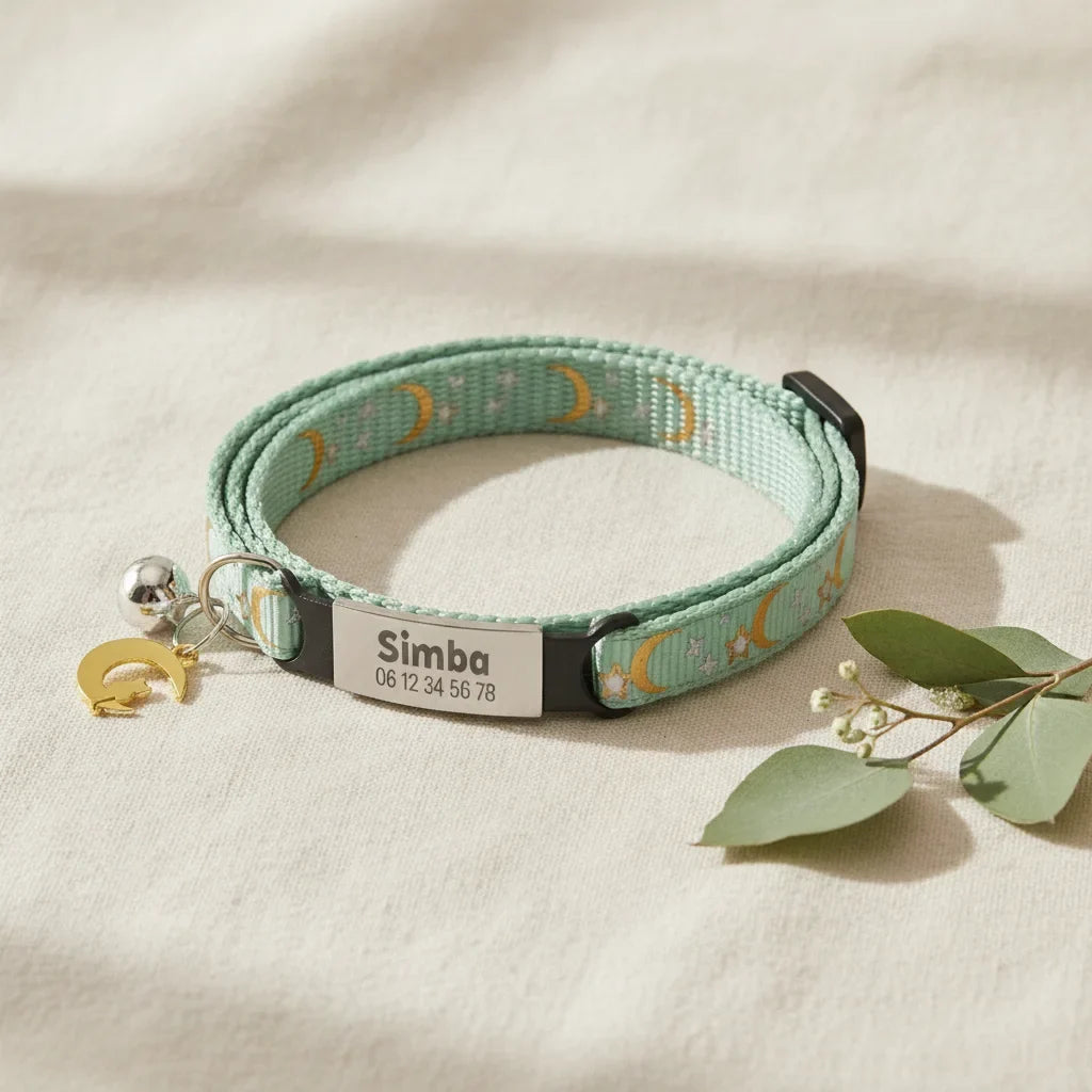 Collier pour chat personnalise vert menthe a motif lune et etoiles avec plaque gravee