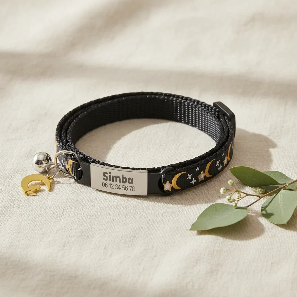 Collier pour chat personnalise noir a motif lune et etoiles avec plaque gravee