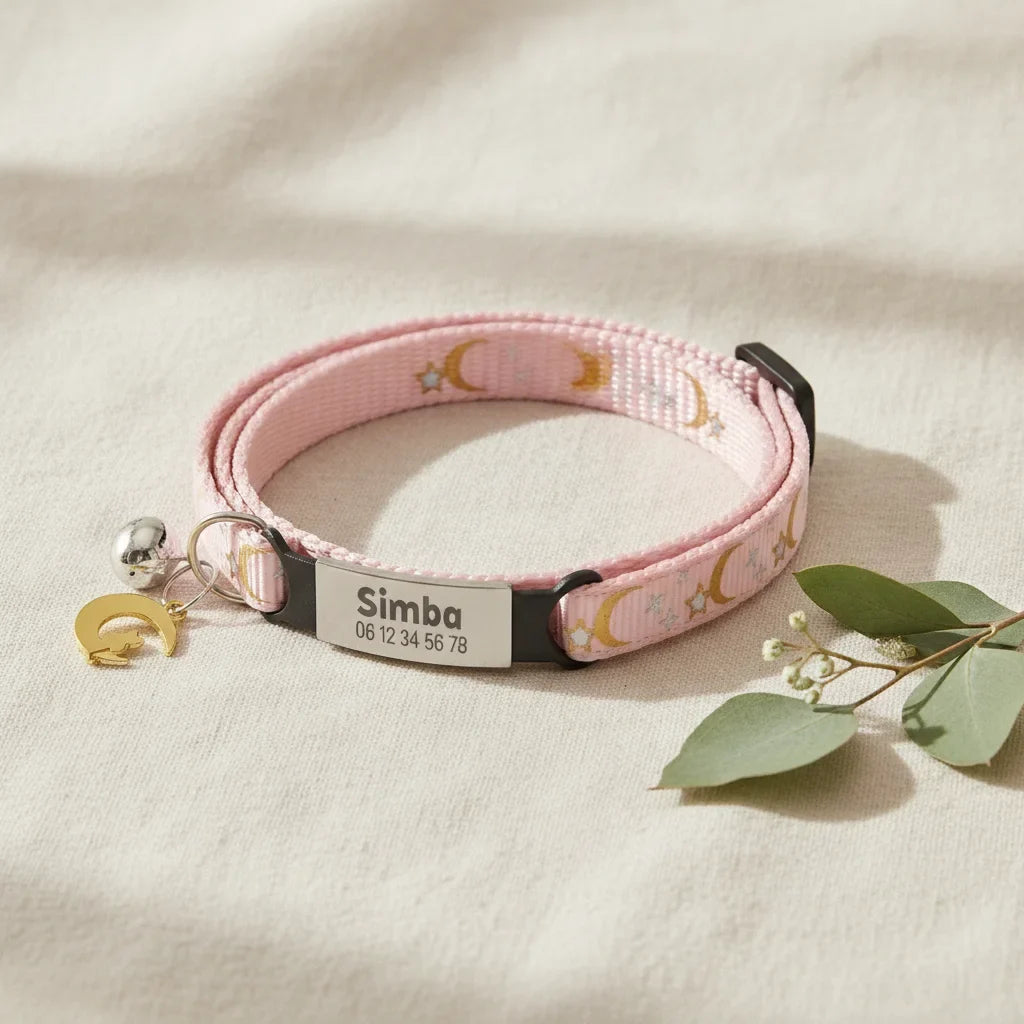 Collier pour chat personnalise rose a motif lune et etoiles avec plaque gravee