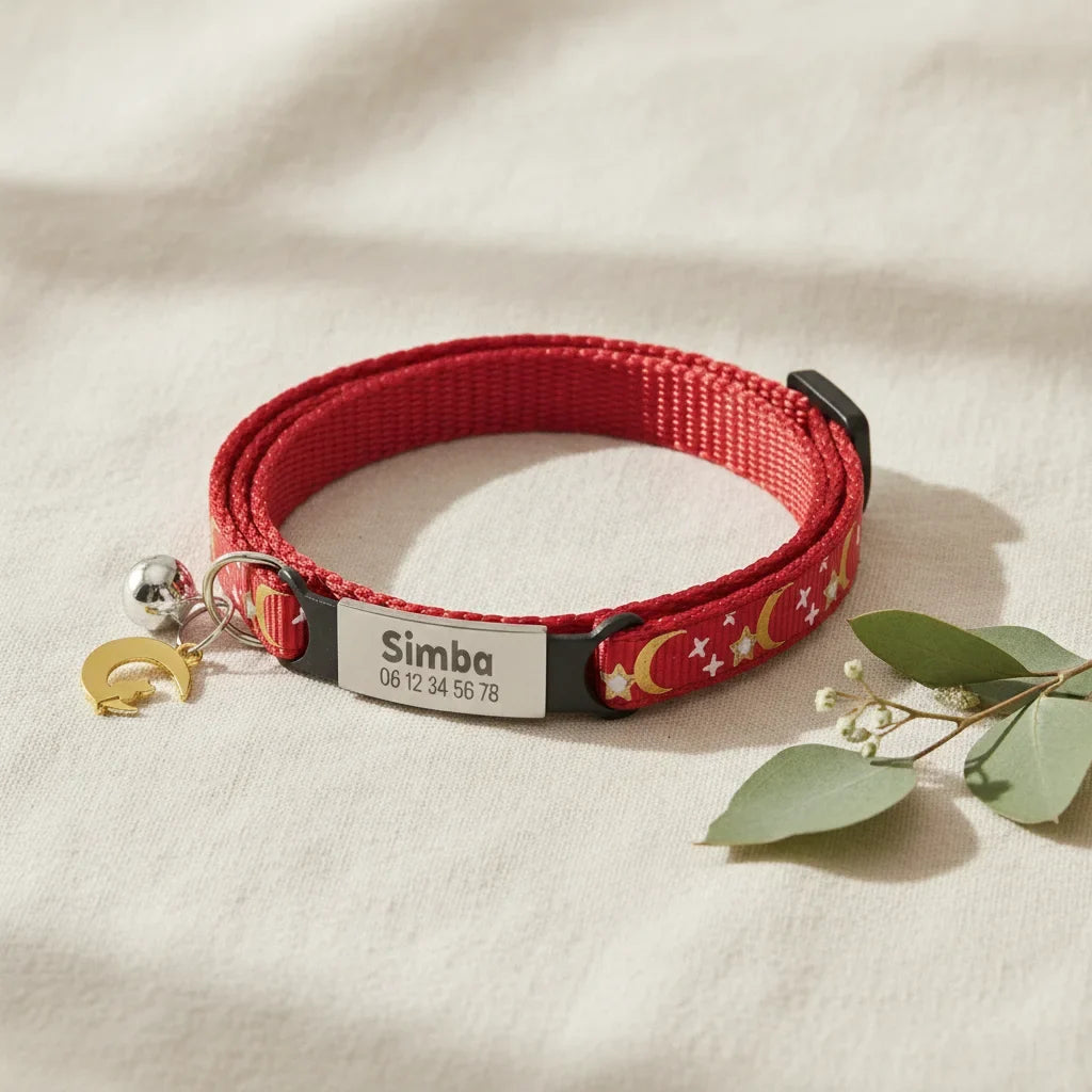 Collier pour chat personnalise rouge a motif lune et etoiles avec plaque gravee