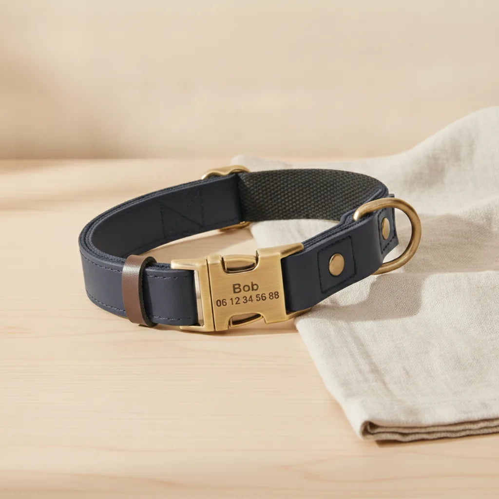 Collier pour chien en cuir bleu marine personnalise avec plaque gravee, pose sur une table en bois