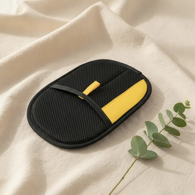 Gant anti-poils electrostatique pour chien et chat, coloris noir et jaune, vue arriere