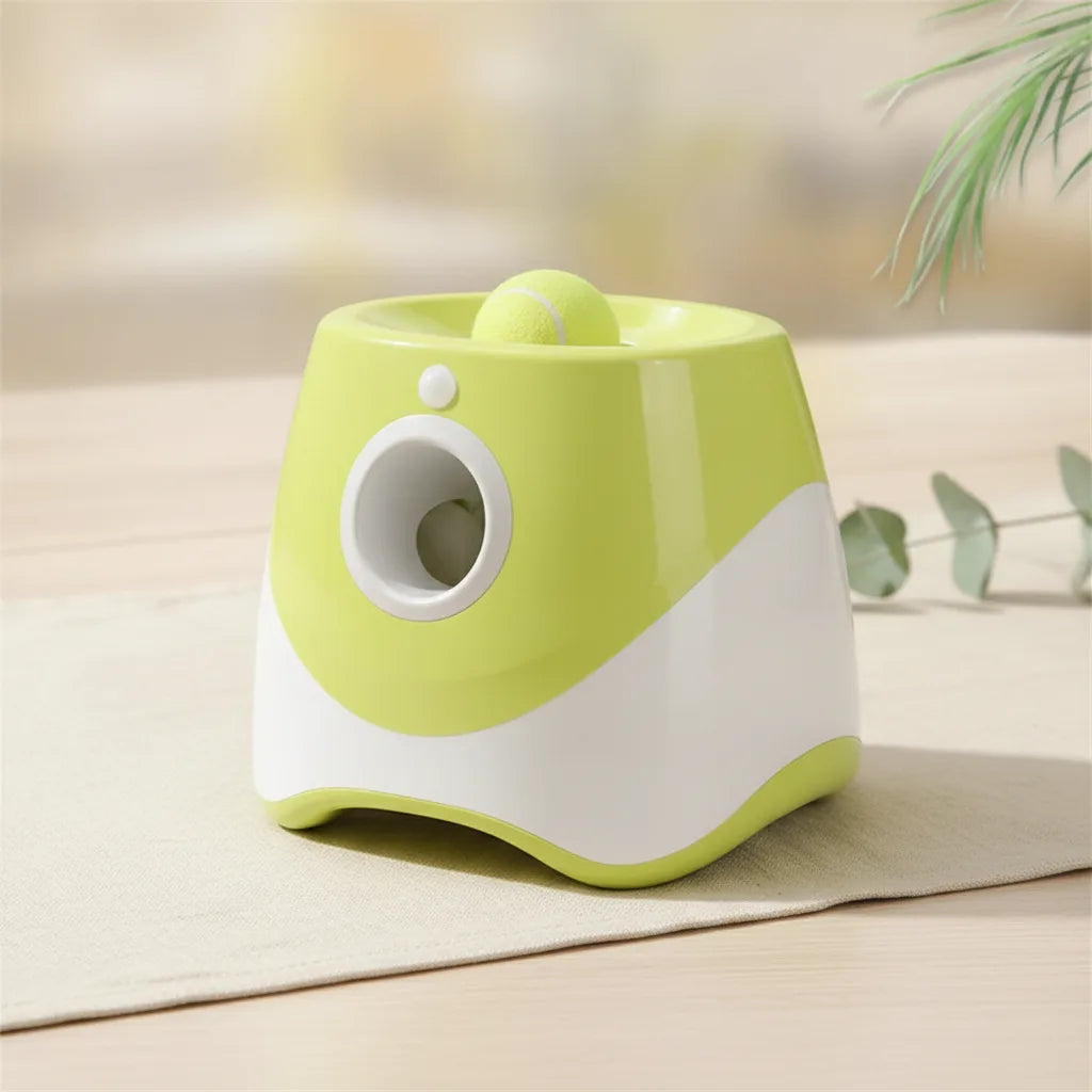 Lanceur de balle automatique pour chien vu de dessus, avec balle de tennis dans la tremie