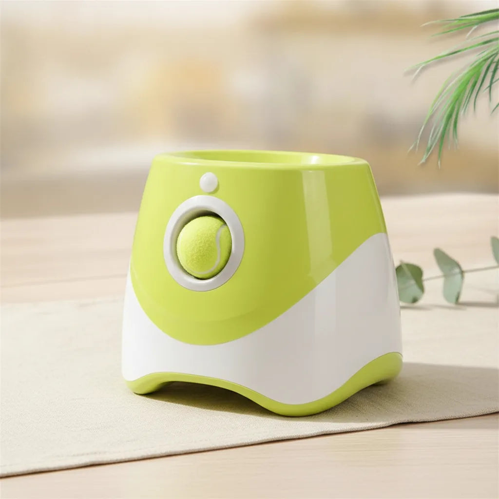 Lanceur de balle automatique pour chien vert et blanc avec balle de tennis chargee, vue de face