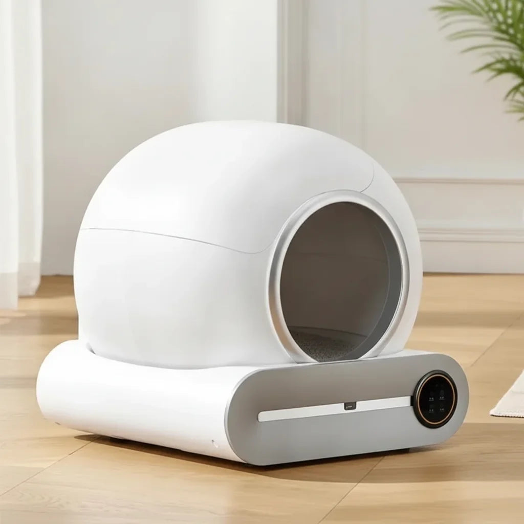 Litiere automatique pour chat en forme de dome, design blanc et gris, vue de trois quarts