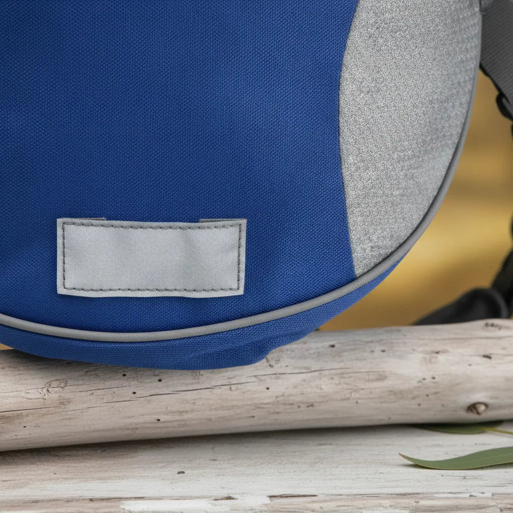 Gros plan sur l'etiquette reflechissante et le zip d'un sac de bat pour chien bleu